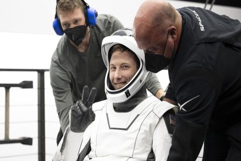 Momen Haji Difoto dari Luar Angkasa: Pesan Menyentuh Astronaut Muslim yang Bikin Dunia Tersentuh