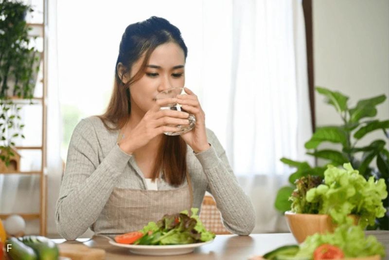Ternyata Minum Air Putih Sebelum Makan Bisa Bantu Kontrol Porsi