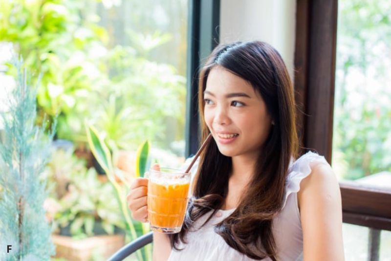 Minum dengan Sedotan Bisa Bikin Perut Lebih Kembung