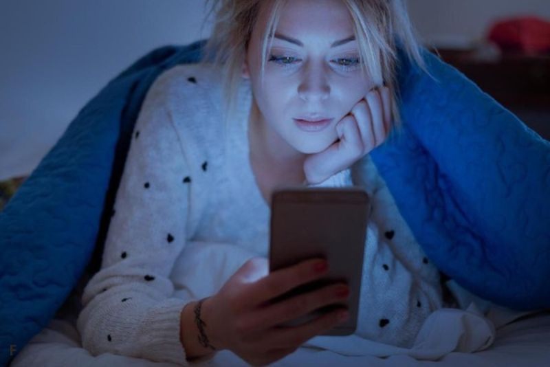 Mengurangi Warna Biru di Layar HP Bisa Perbaiki Kualitas Tidur