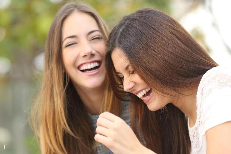 Mengapa Tertawa Itu Menular? Ini Penjelasan Ilmiahnya
