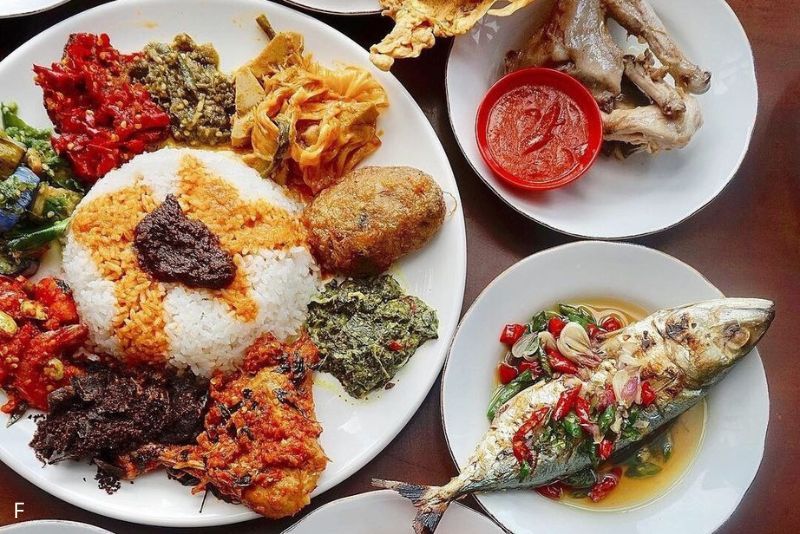Kenapa Nasi Padang Selalu Disajikan Banyak Walau Kita Cuma Pesan Satu?