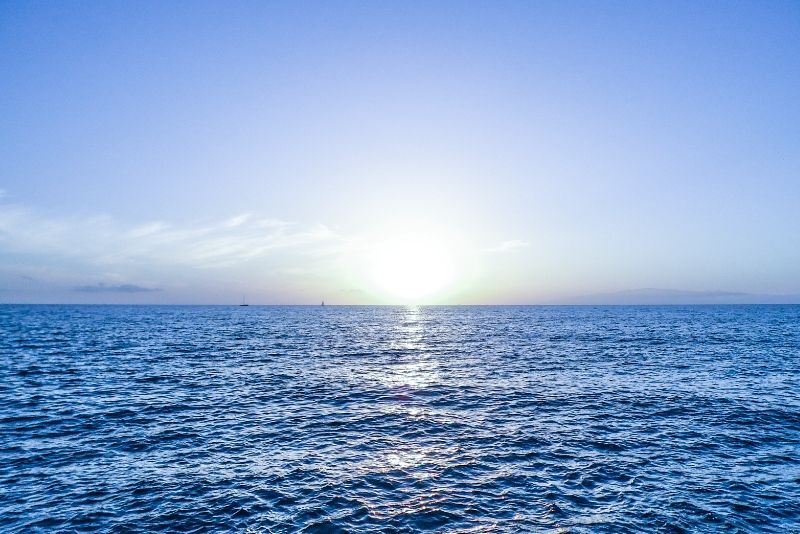Mengapa Air Laut Berwarna Biru Padahal Airnya Bening?