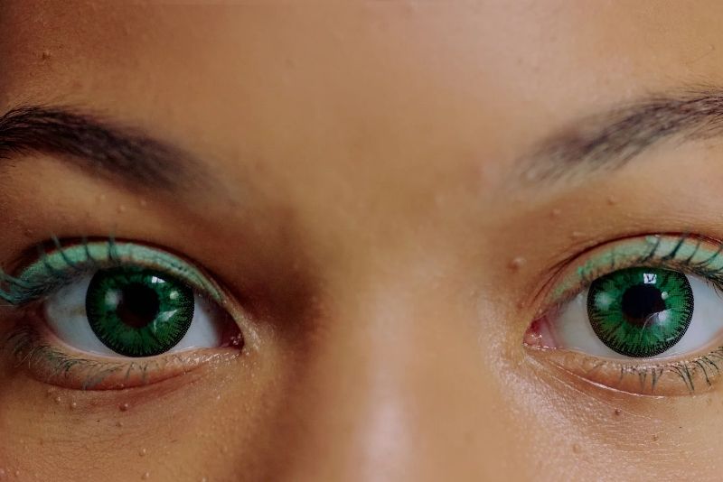 Rekomendasi Warna Softlens yang Natural