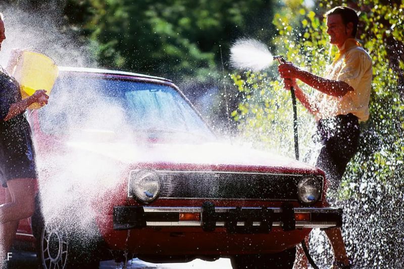 6 Kesalahan Cuci Mobil yang Diam-diam Bikin Cat Rusak