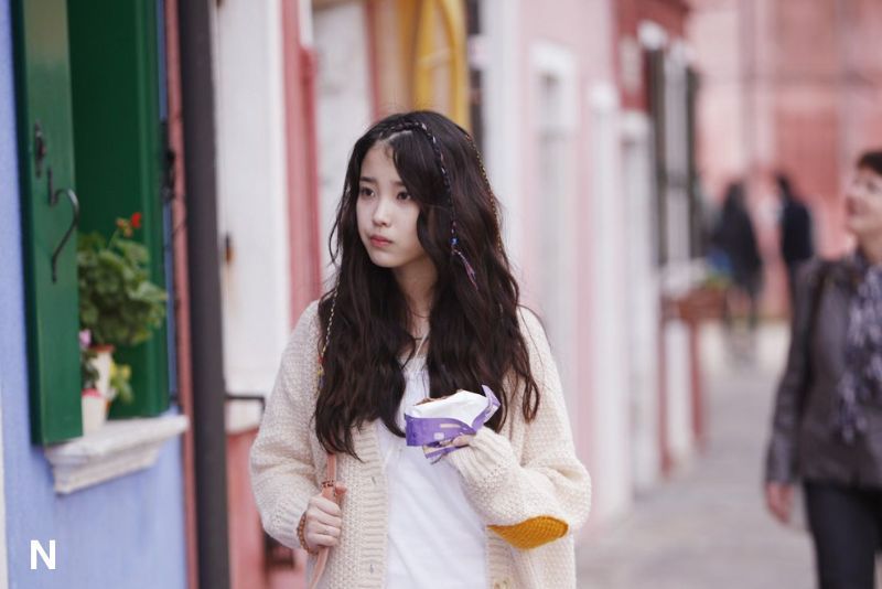 IU Raih Penghargaan Aktris Terbaik di Blue Dragon Series Awards Berkat Perannya dalam "WLGYT"