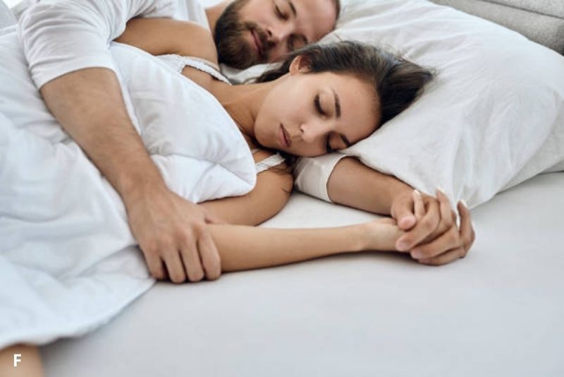 7 Manfaat Pegangan Tangan Saat Tidur Bagi Kesehatan