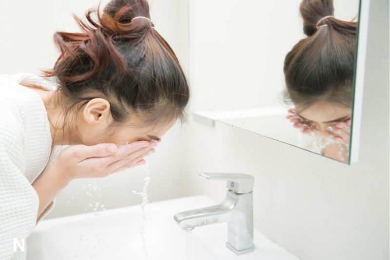 Kulit Terasa Tertarik Setelah Cuci Muka? Ini Sinyal Bahaya yang Sering Diabaikan