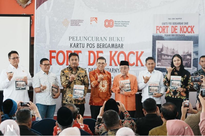 Buku Kumpulan Kartu Pos Lawas Tampilkan Wajah Sumatera Barat Masa Silam