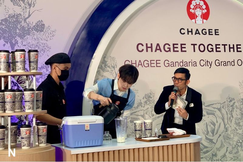 Chenle NCT Sajikan Teh Favorit untuk Penggemar Jakarta dalam Acara Spesial CHAGEE