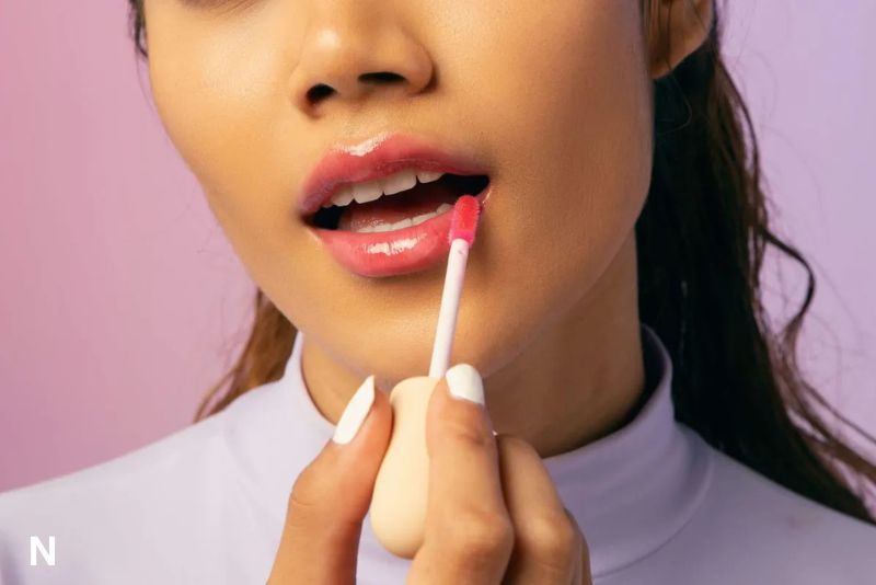 Kiat Memakai Lipstik Glossy di Cuaca Panas dan Lembap