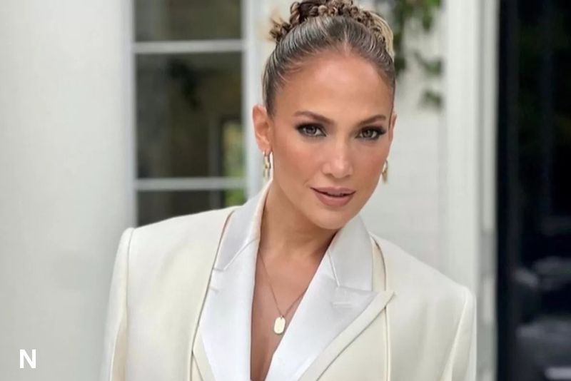 Jennifer Lopez Tetap Tersenyum Meski Ditolak Masuk Butik Chanel di Istanbul