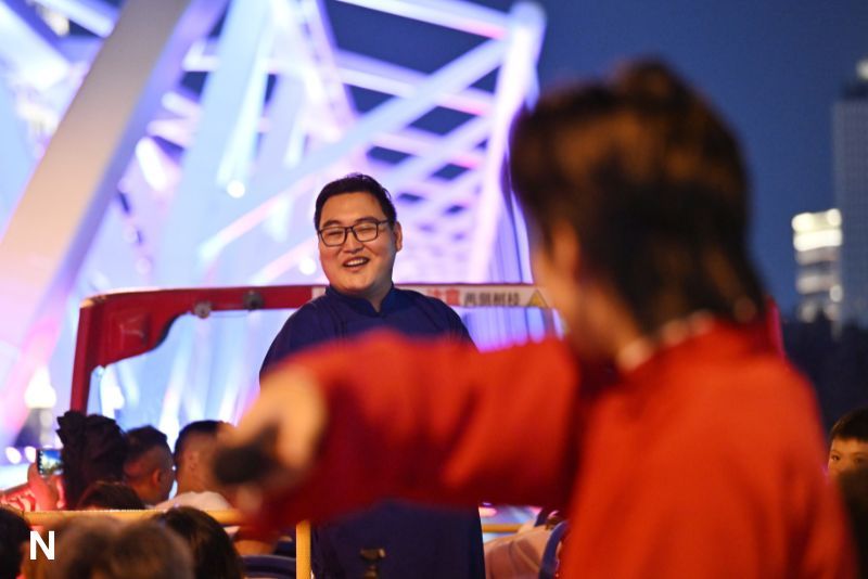Tianjin Hadirkan “Bus Komedi Crosstalk” sebagai Hiburan Malam Unik