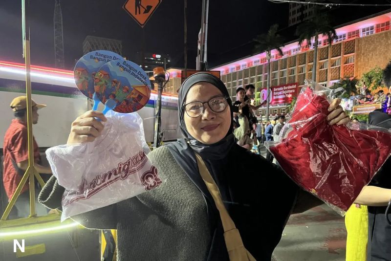 Warga Antusias Dapat Hadiah Langsung dari Truk Karnaval Kemerdekaan