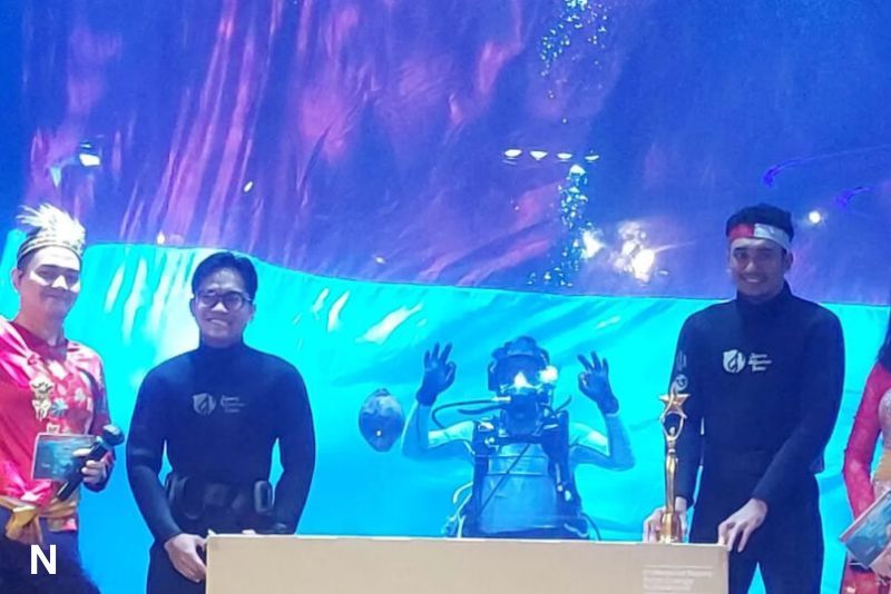 Pembentangan Bendera Merah Putih Raksasa dalam Perayaan HUT ke-80 RI di Jakarta Aquarium