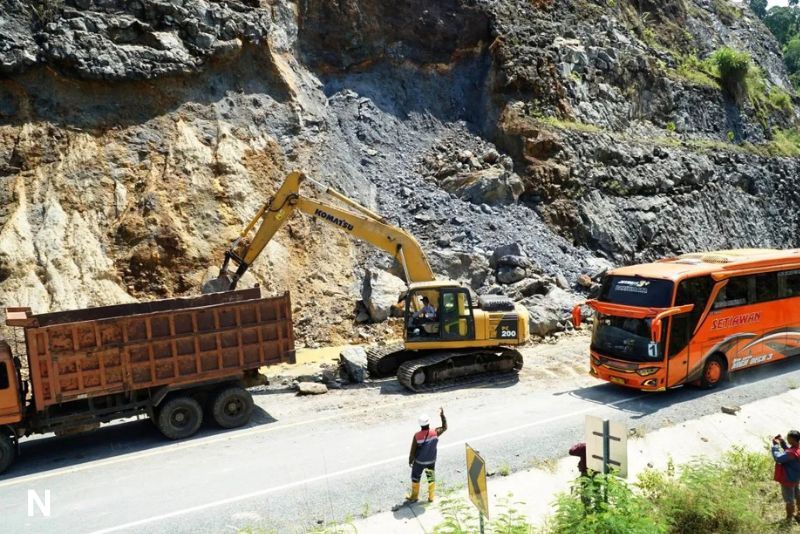 Tanah Longsor Tutup Jalur Utama Tulungagung–Ponorogo, Sekolah di Pagerwojo Ikut Rusak