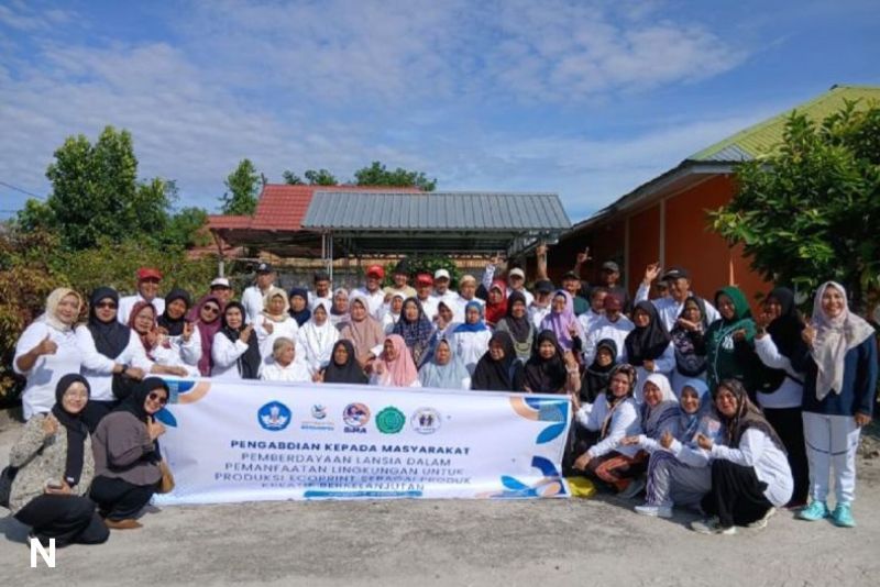 Tim Akademisi UMPR Latih Lansia di Palangka Raya Kembangkan Keterampilan Ecoprint