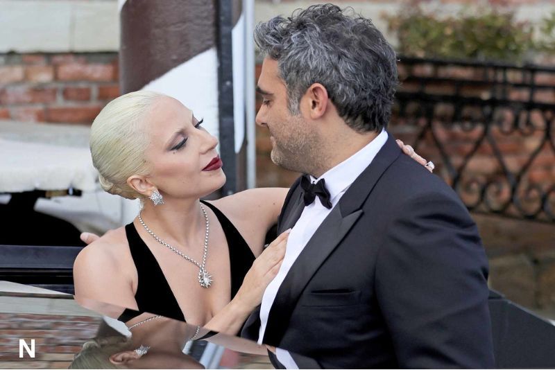 Lady Gaga Tampil di Malibu dengan Cincin Tunangan Mewah