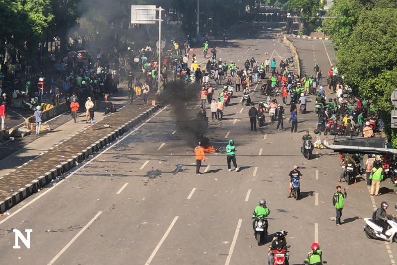 Kericuhan Pasca Tewasnya Ojol Meluas hingga Otista, Massa Bentrok dengan Polisi