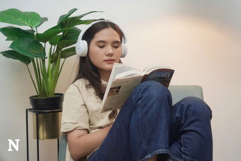 Membaca Buku vs. Scrolling Media Sosial: Dua Aktivitas, Dampak yang Berbeda pada Otak dan Mental