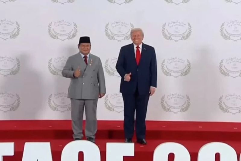Momen Jempol Diplomasi: Prabowo dan Donald Trump Kompak di KTT Gaza, Simbol Solidaritas Global?