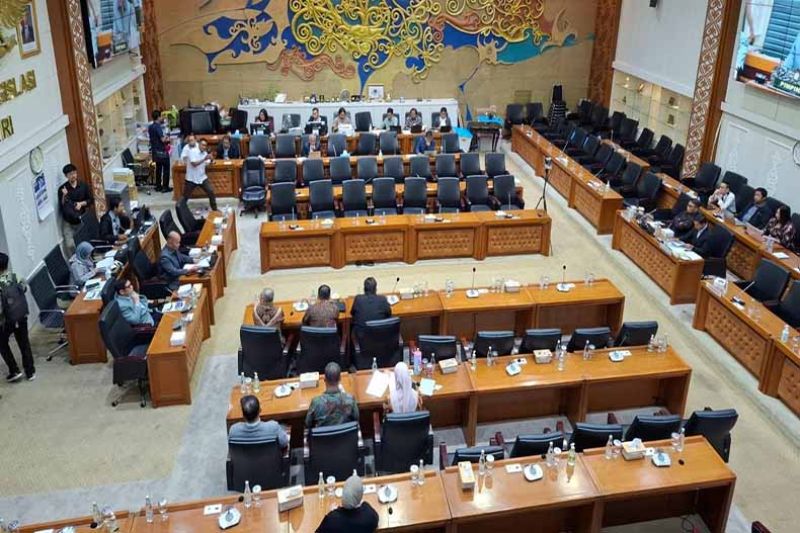 DPR, UU Guru-Dosen, Kemendikdasmen, Kemenag