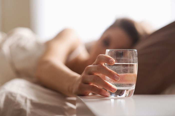 Biasakan Minum Air Putih Setelah Bangun Tidur, Banyak Manfaatnya!