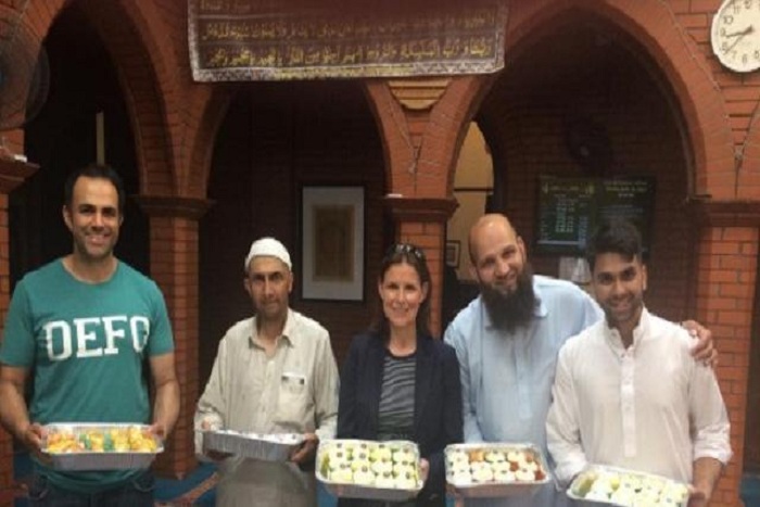 Wanita Berkebangsaan Inggris Membuat 500 Cupcake Untuk Jamaah Masjid di Dubai