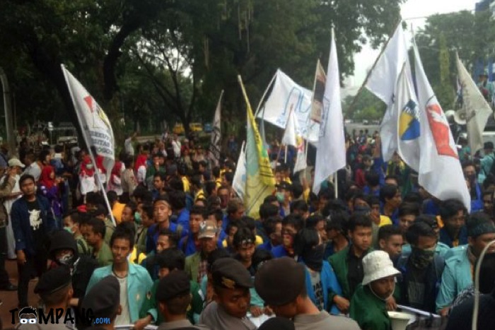Aksi Demo BEM se-Indonesia Berlangsung Tertib, Membawa "Tugu Rakyat"