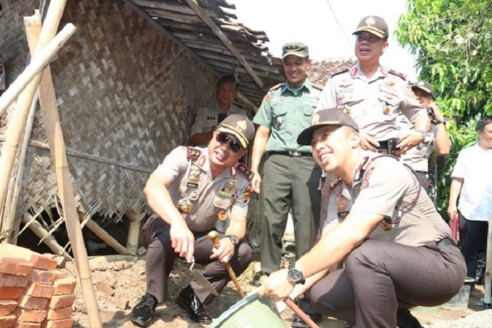 Kapolda Jawa Barat Bedah Rumah Warga tidak Mampu di Karawang