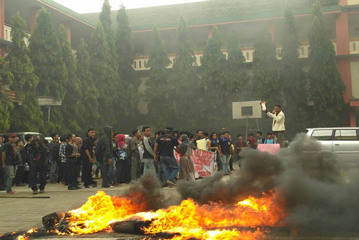 Unjuk Rasa Mahasiswa UIN Banten Untuk Memperingati Hardiknas Berlangsung Ricuh