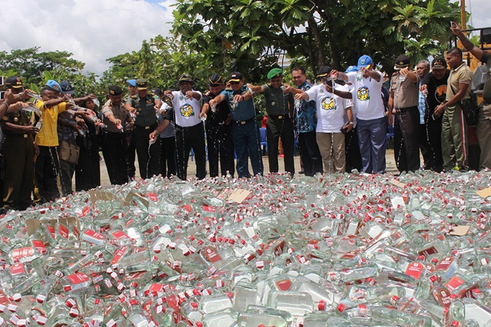 Gubernur Papua Barat Pimpin Musnahkan Ribuan Botol Miras 