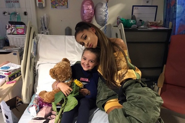Ariana Grande Kunjungi Penggemarnya yang jadi Korban Bom