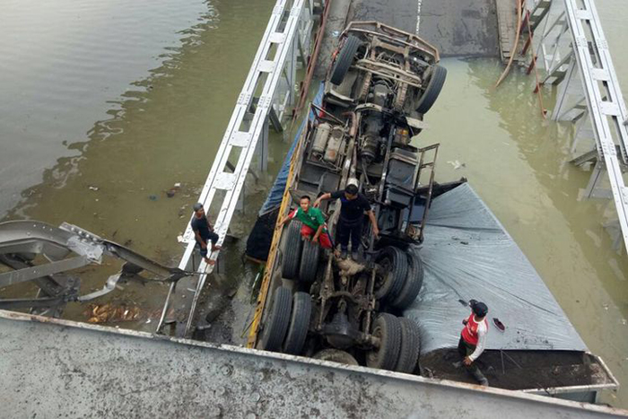 Jembatan Babat-Widang Jawa Timur Ambruk, Dua Orang Tewas