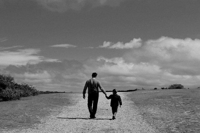 Mengharukan, Ayah Usia 66 tahun Rela Tuntun Anaknya yang Buta untuk Berjalan