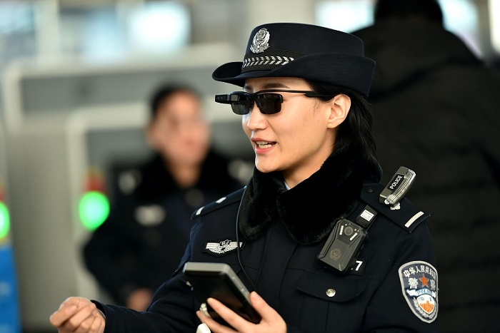Keren! Untuk Kenali Penjahat, Polisi Tiongkok Dilengkapi Kacamata Pintar