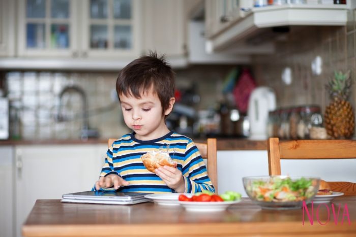 Akibat Membiarkan Anak Makan Sambil Main Gadget