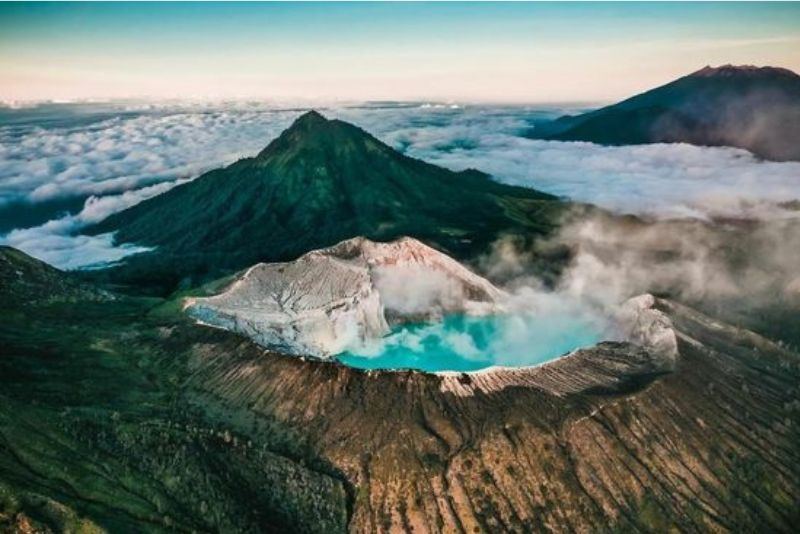 Berpetualang di Kawah Ijen Menyaksikan Keindahan Api Biru dan Danau Asam yang Ajaib