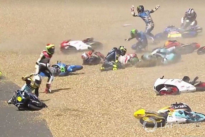 Belasan Pembalap Jatuh Massal di Ajang Moto3