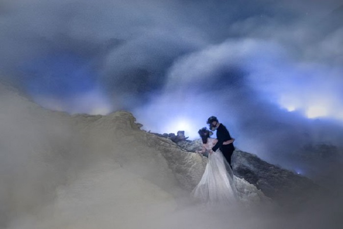 Pasangan asal Malaysia ini Melakukan Foto Pre-Wedding Ekstrim di sebuah Gunung Berapi di Indonesia