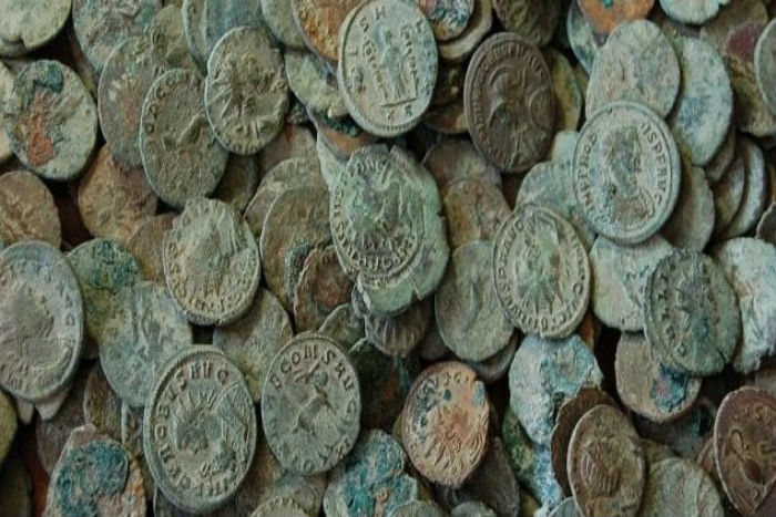 Orang Ini Menemukan Setumpuk Koin Langka Romawi Bernilai 3,4 Milyar