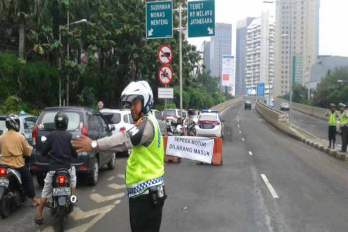 Polisi Tilang Para Pengendara Sepeda Motor Yang Menerobos Jalan Layang