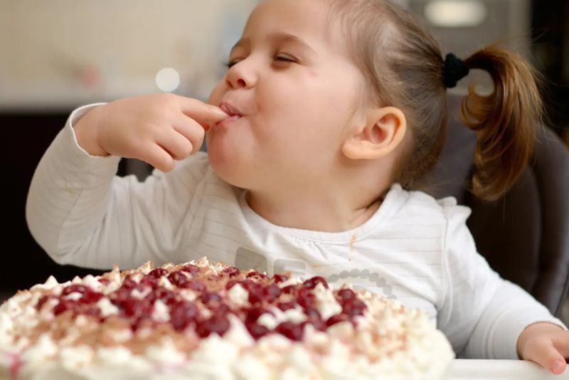 Mitos atau Fakta? Makan Makanan Manis Selalu Picu Anak Hiperaktif