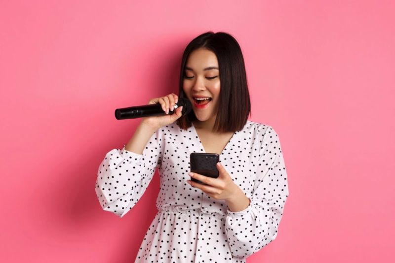 5 Aplikasi Terbaik Karaoke untuk Latihan Menyanyi: Kelebihan dan Kekurangannya