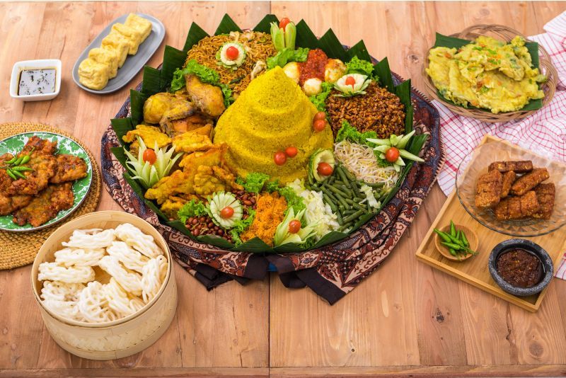 Tradisi Tumpengan Menyelami Kearifan Lokal Lewat Sajian Makanan Tradisional