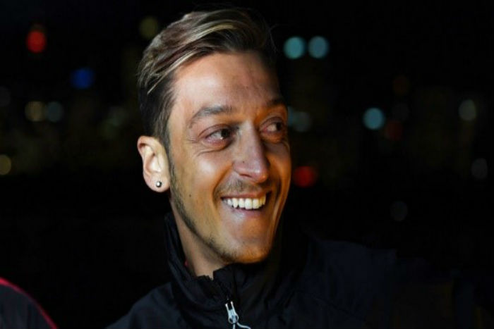 Mesut Ozil ingin tinggal di Arsenal : Sinyal positif bagi kubu The Gunners