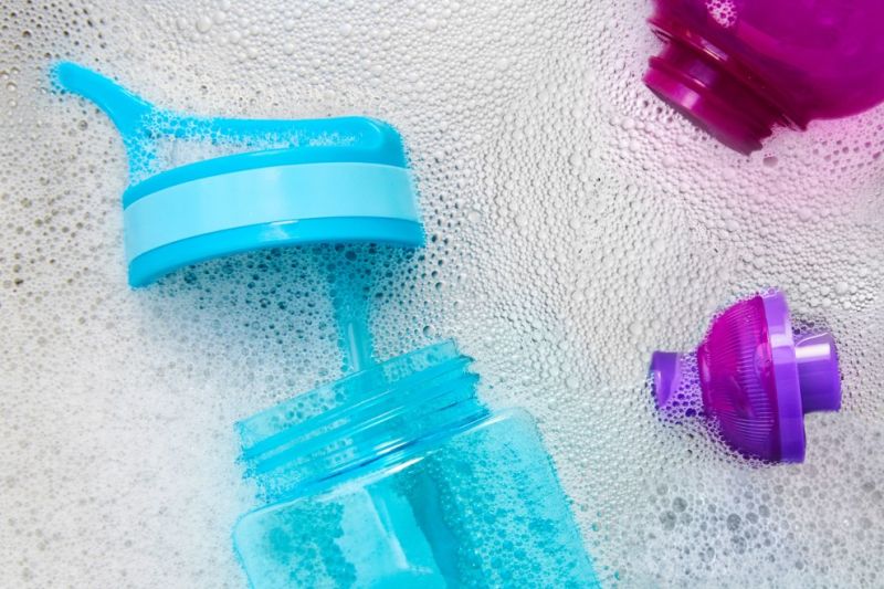 Cara Mencuci Botol Minum Tanpa Bantuan Sikat, 3 Trik ini Bisa Langsung Dicoba
