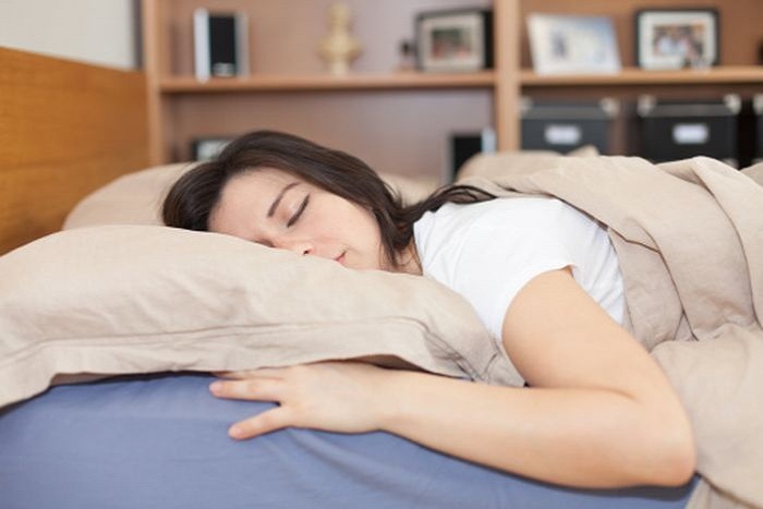 4 Kebiasaan Sebelum Tidur Ini Bisa Merusak Kesehatan Kulit