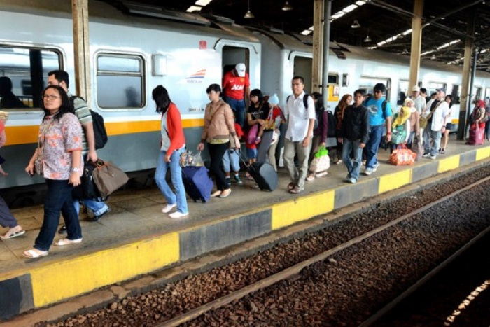 Hati-hati ada Titik Perlintasan Kereta Api di Cirebon Rawan Longsor