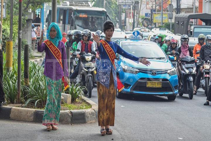 Menjelang Memperingati Hari Kartini, Polwan di Jakarta TImur Mengenakan Kebaya dan Membagikan Helem Gratis